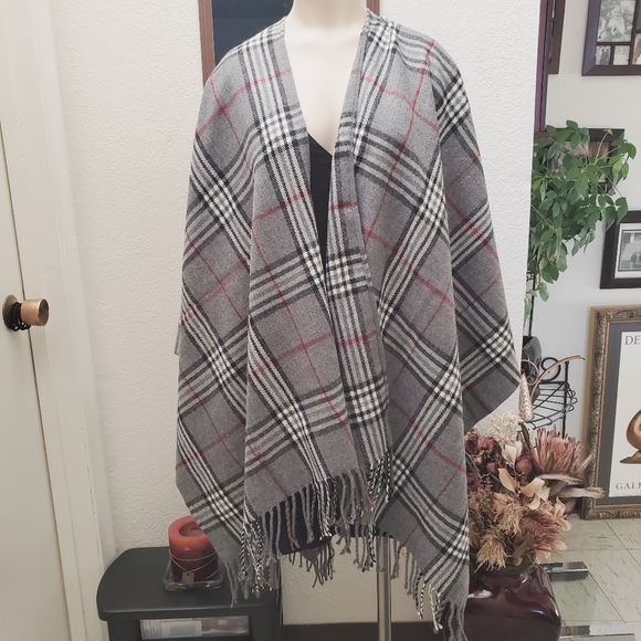 V. FARRS Cape or Wrap Like new EUC - Picture 1 of 7